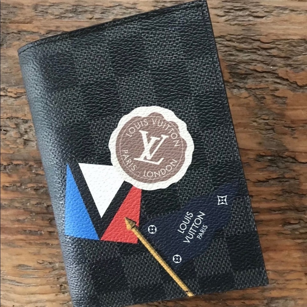 LV 😍Damier Graphite Voyage Passport holder